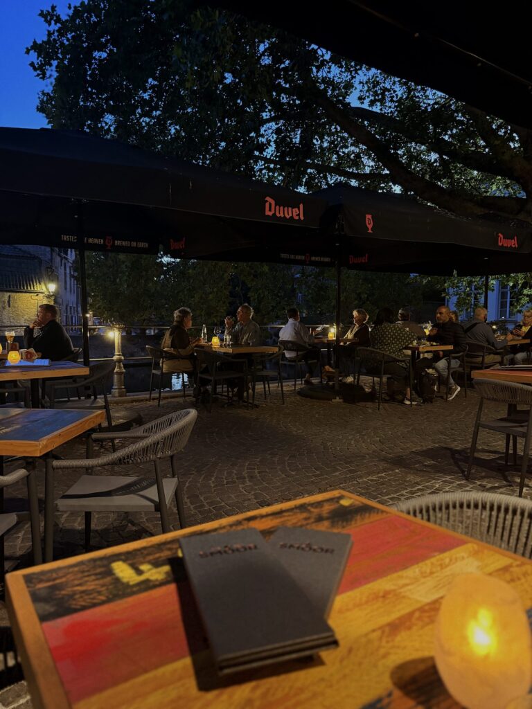 Terras van SMOOR in de avond, onder de bomen