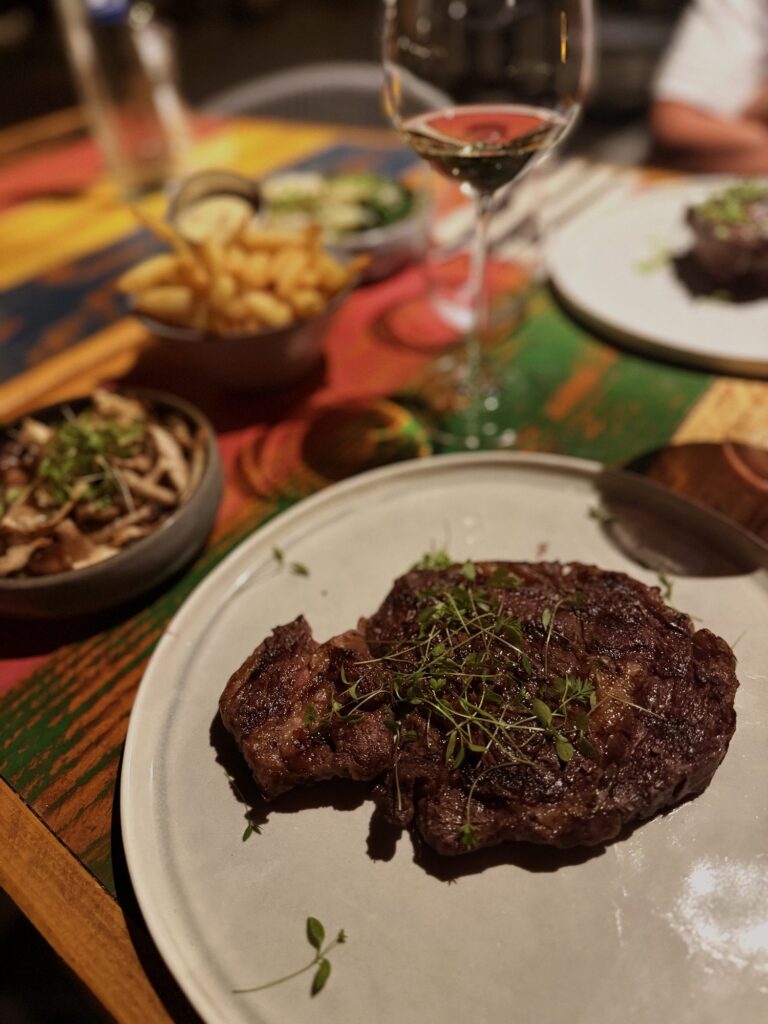 Gegrild vlees op een kleurrijke tafel met wijn