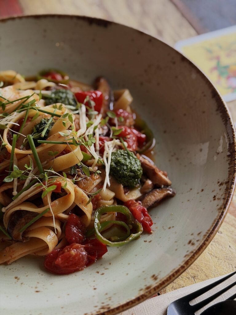 Pasta met pesto, tomaat en verse kruiden
