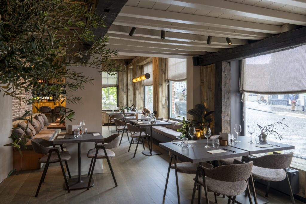 Zaal met olijfboom en houten balken