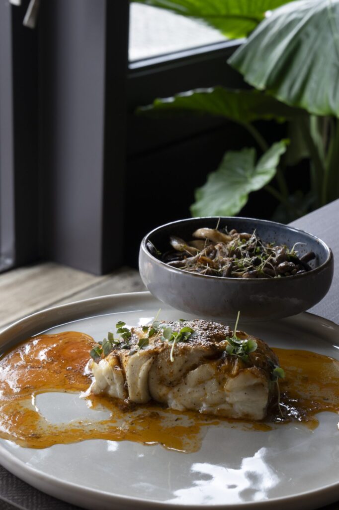 Visgerecht met paddenstoelen en saus